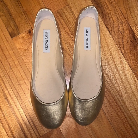 Steve Madden Shoes - Gold Steve Madden flats 🥿